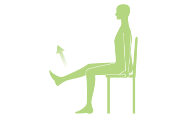 膝関節の伸展運動。椅子に座った状態で、片脚ずつ膝を伸ばすようにつま先をゆっくり上に持ち上げる。3秒止めた後ゆっくりもとに戻す。反対の脚も同様に行う。