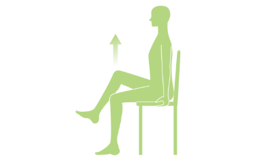 股関節の屈曲運動。椅子に座った状態で、片脚ずつ太ももを上に持ち上げて3秒キープ。その後ゆっくりもとに戻し、反対の脚でも同様に行う。
